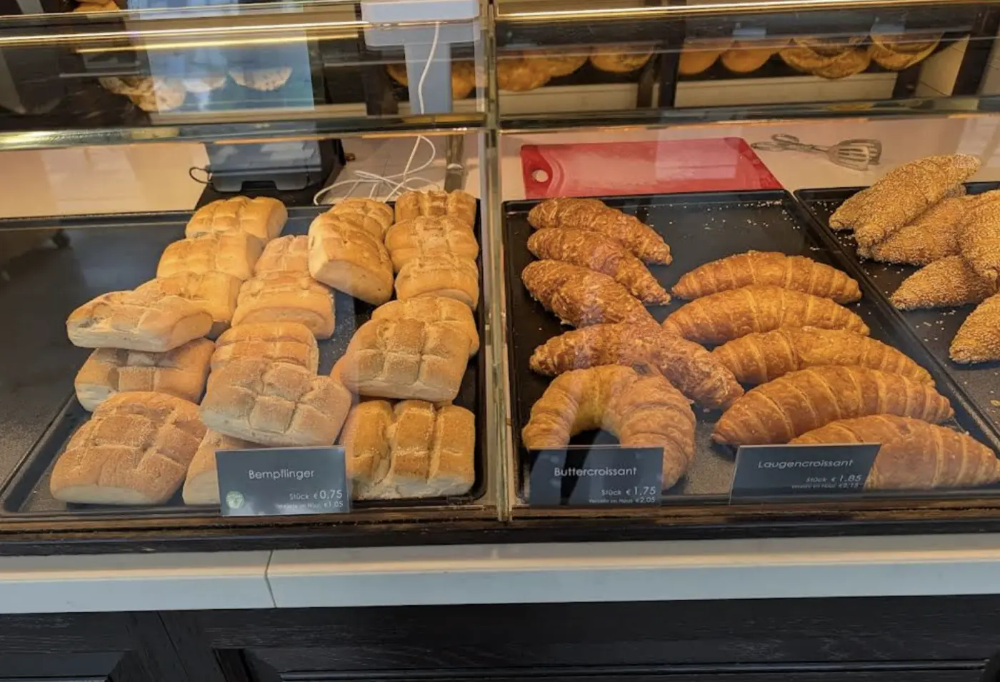 Croissants und Geb&auml;ck in der Auslage