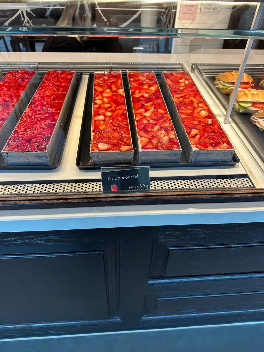 Erdbeer-Schnitte in der Kuchentheke