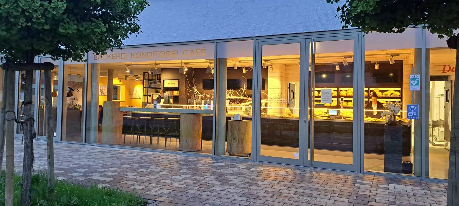 Au&szlig;enansicht des ABK Caf&eacute;haus am Abend