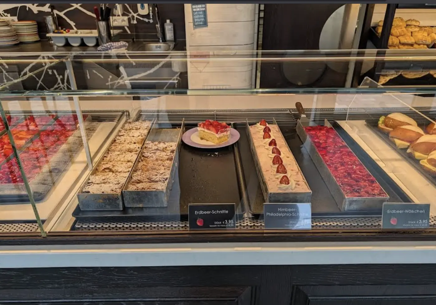 Kuchen und Torten in der Konditorei-Vitrine