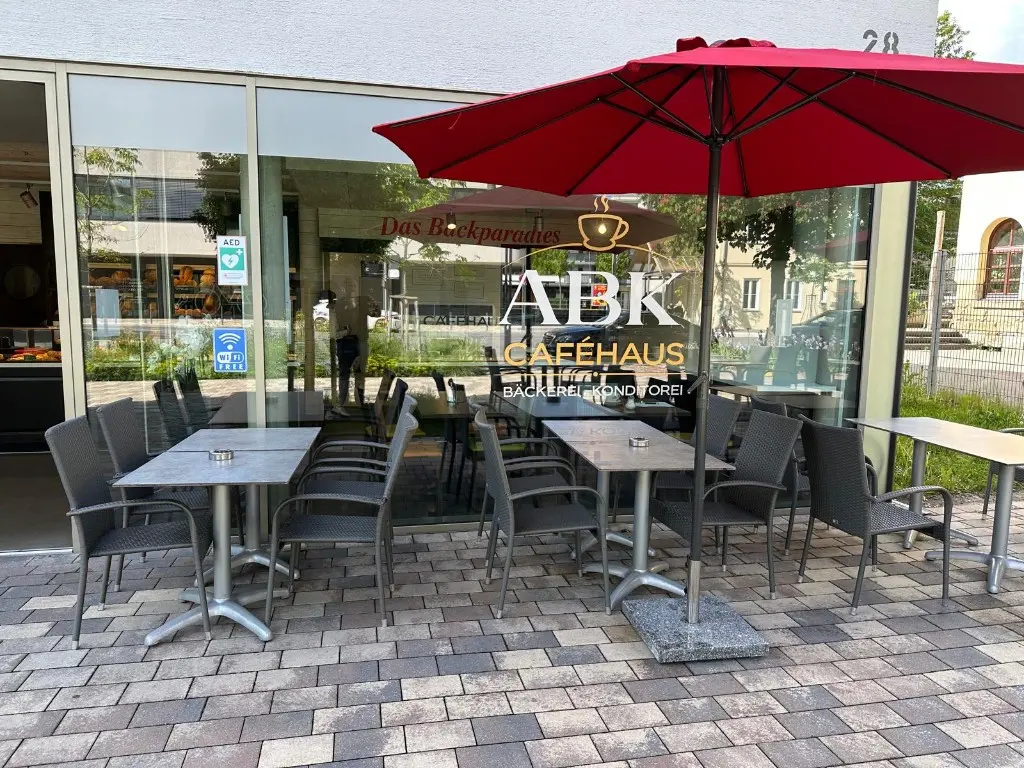 Terrasse mit Sitzpl&auml;tzen vor dem ABK Caf&eacute;haus